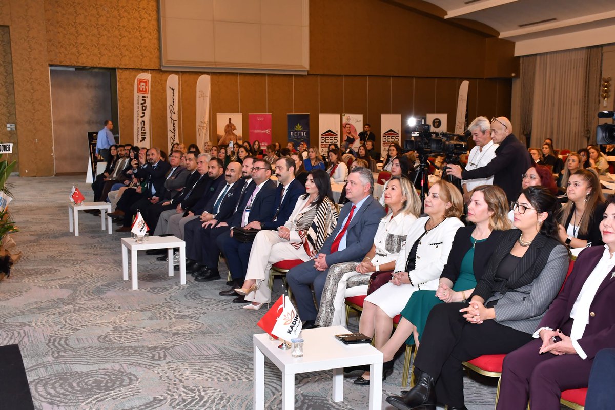 Kadınların üretim gücünü, girişimcilik potansiyelini ve dayanışmasını aynı çatı altında buluşturan Kadınes Girişimcilik Zirvesi, Anemon Otel’de yoğun
haberotesi.com.tr/kadines-girisi…
#deprem