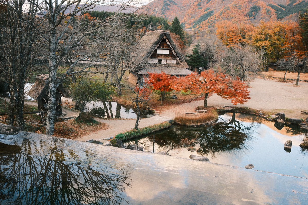 MimeOsen's tweet image. Jour 11 au Japon : on s’enfonce dans les Alpes japonaises pour aller voir un des plus beaux villages du monde d’après l’Unesco, Shirakawa-gō. Un monde fou, mais une partie payante déserte, parfaite pour admirer et visiter leurs maisons traditionnelles