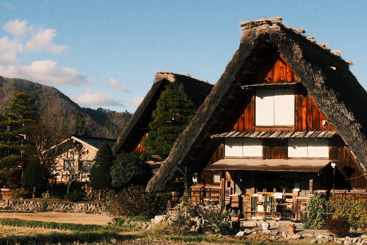 MimeOsen's tweet image. Jour 11 au Japon : on s’enfonce dans les Alpes japonaises pour aller voir un des plus beaux villages du monde d’après l’Unesco, Shirakawa-gō. Un monde fou, mais une partie payante déserte, parfaite pour admirer et visiter leurs maisons traditionnelles