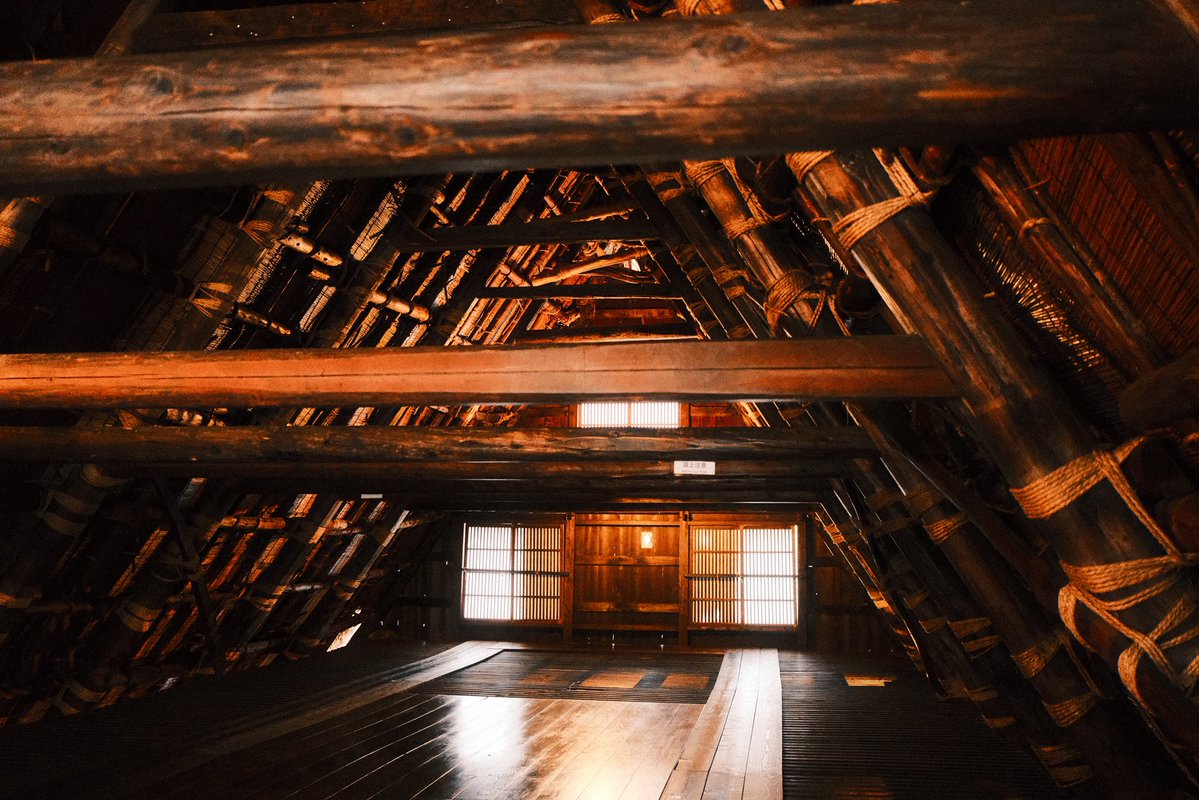 MimeOsen's tweet image. Jour 11 au Japon : on s’enfonce dans les Alpes japonaises pour aller voir un des plus beaux villages du monde d’après l’Unesco, Shirakawa-gō. Un monde fou, mais une partie payante déserte, parfaite pour admirer et visiter leurs maisons traditionnelles