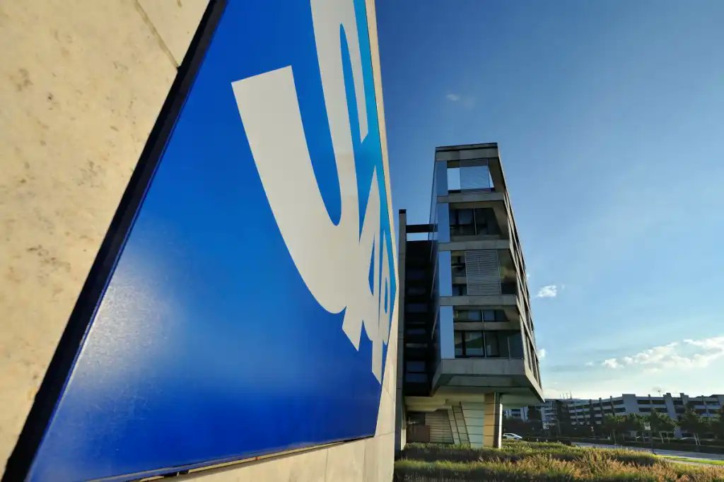 El 75% de la nube europea depende de proveedores estadounidenses. <a href="/SAP/">SAP</a> propone un modo de emergencia por si <a href="/MicrosoftES/">Microsoft España</a> cae, pero operar <a href="/Azure/">Microsoft Azure</a> sin su soporte global sería un “bote salvavidas”. ¿Tienes un plan B más allá del “plan del proveedor”? bit.ly/4idgeT1