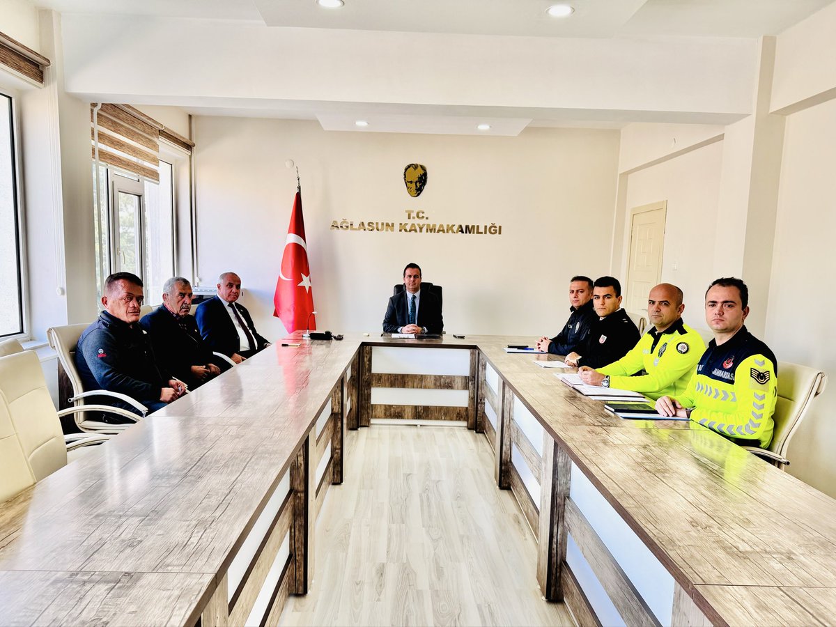 Kaymakamımız Sayın Metin EYYÜPKOCA başkanlığında kış dönemi trafik tedbirleri toplantısı yapıldı. Kurum temsilcileri ile  birlikte denetimler, yol güvenliği ve karla mücadelede gerekli tüm önlemler planlandı.