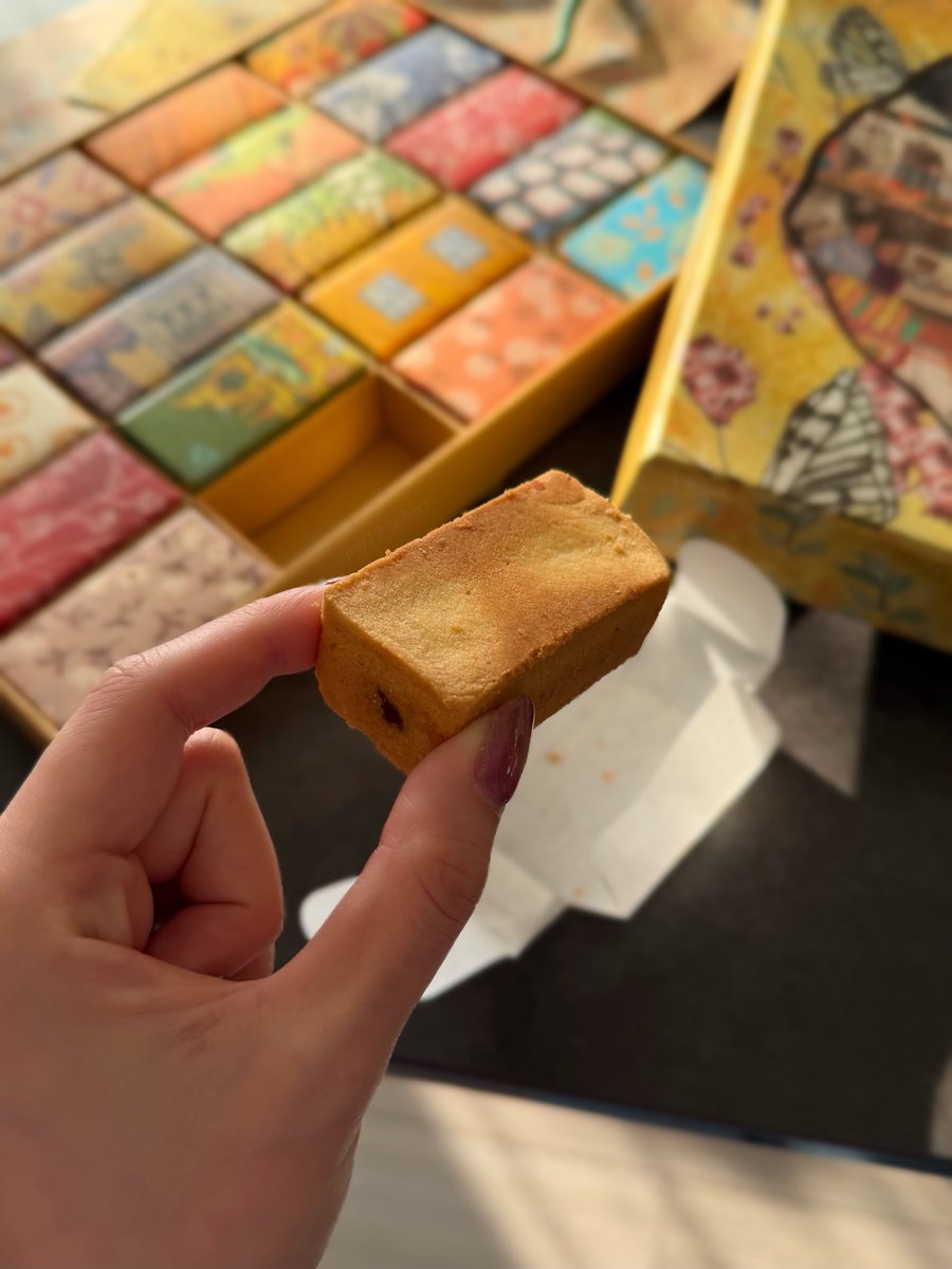 012_shiro's tweet image. 台湾旅行で絶対に買って！！と熱量高めにおすすめしてもらったホテルオークラ台北のパイナップルケーキ。これとんでもなく美味しかった…教えてくれた方々に大感謝。期待以上すぎて。

貴族のお菓子ですか…？ってくらい高級感たっぷり。やさしい甘さとバターの香ばしさが最高。お土産にも大好評でした