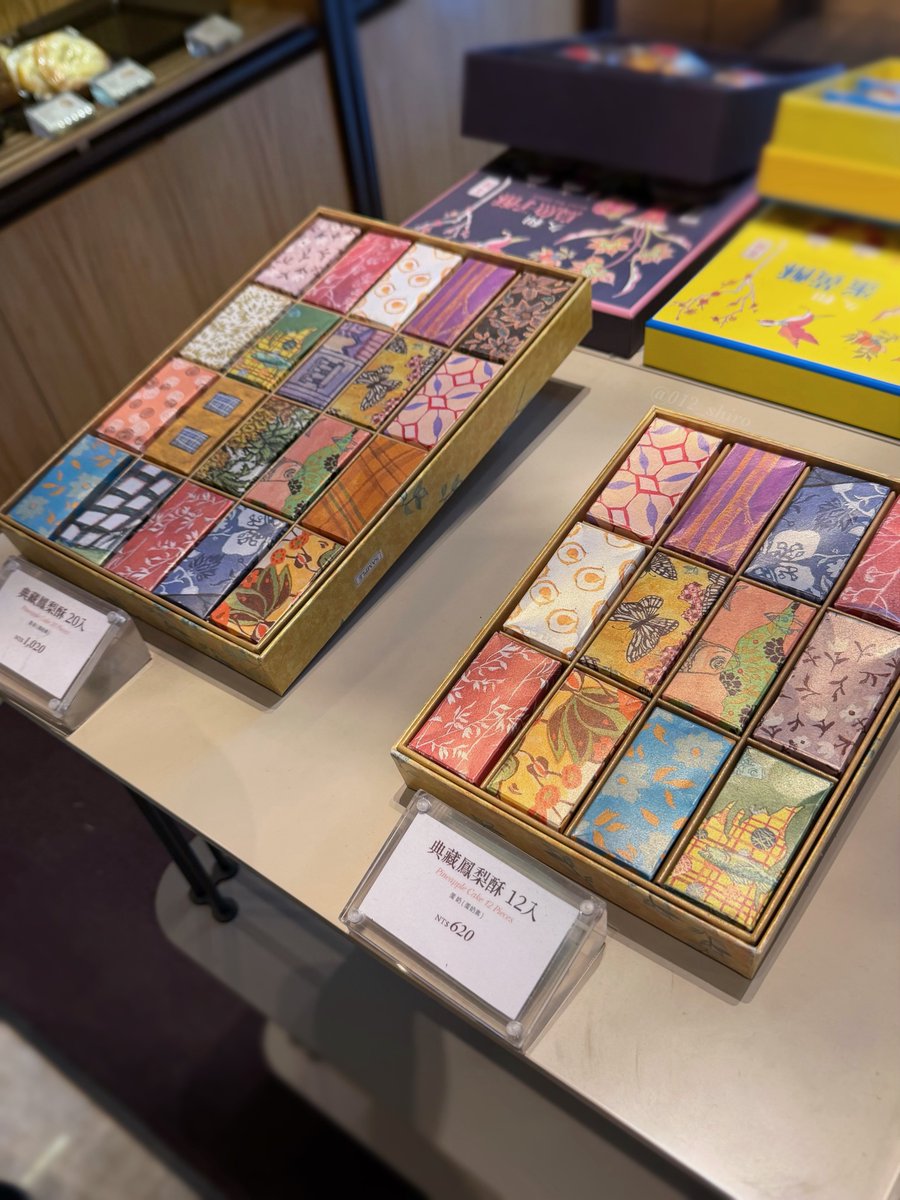 012_shiro's tweet image. 台湾旅行で絶対に買って！！と熱量高めにおすすめしてもらったホテルオークラ台北のパイナップルケーキ。これとんでもなく美味しかった…教えてくれた方々に大感謝。期待以上すぎて。

貴族のお菓子ですか…？ってくらい高級感たっぷり。やさしい甘さとバターの香ばしさが最高。お土産にも大好評でした