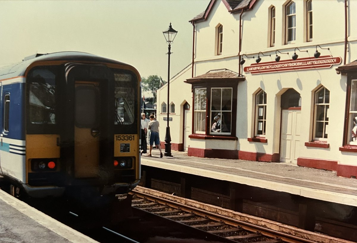 LeicRailAle170's tweet image. #FrontEndFriday 153361 at Llanfairpwllgwyngyllgogerychwyrndrobwllllantysiliogogogoch
14.6.96