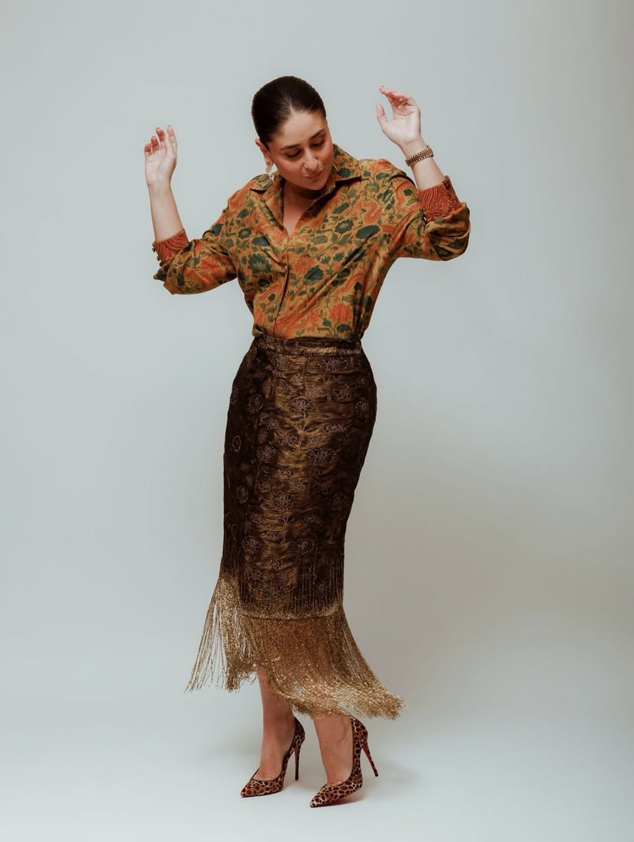 masalauae's tweet photo. #MasalaFitCheck: Kareena Kapoor Khan serves a striking print-on-print moment for fall in a Namza Couture shirt and a Re-ceremonial skirt. With a sleek bun, statement earrings, and animal-print heels adding that maximal touch, she proves she can pull off anything with aplomb.
#KareenaKapoorKhan