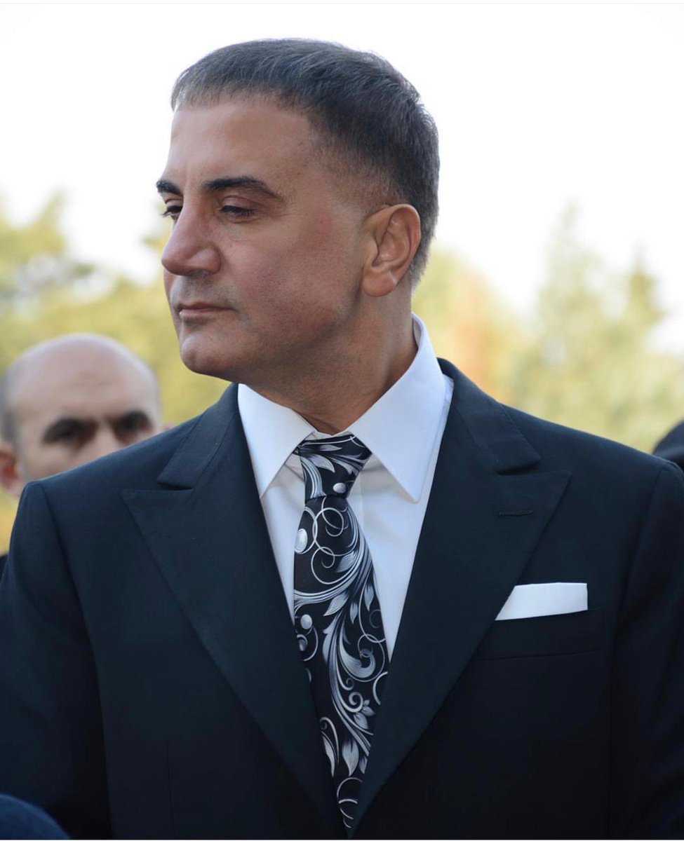 pusholder's tweet photo. Sedat Peker, Rojin Kabaiş cinayetini aydınlatacak kişiye 25 milyon Türk Lirası ödül vereceğini açıkladı:

• Türk kamuoyuna şunu açıkça söylemek isterim: Rojin kardeşimizin cinayetini aydınlatacak bilgi, belge ve delili kim sağlarsa kendisine 25 milyon Türk Lirası tarafımdan hediye olarak verilecektir.

• Eğer öğrencilerse, üniversiteden atılmayı sorun etmesinler. Bu parayla dünyanın en iyi üniversitelerinde okuyabilirler. Yeni bir düzen kurabilirler.

• Canlarına bir zeval geleceğini düşünüyorlarsa onlara şunu söylemek isterim: Türk polisi ve jandarması onları mutlaka korur. Bunun ötesinde, bu ülkenin namuslu her ferdi gibi ben de bu bilgiyi verenleri korumak için sahip olduğum tüm imkânları seferber ederim. (Sözcü Gazetesi)