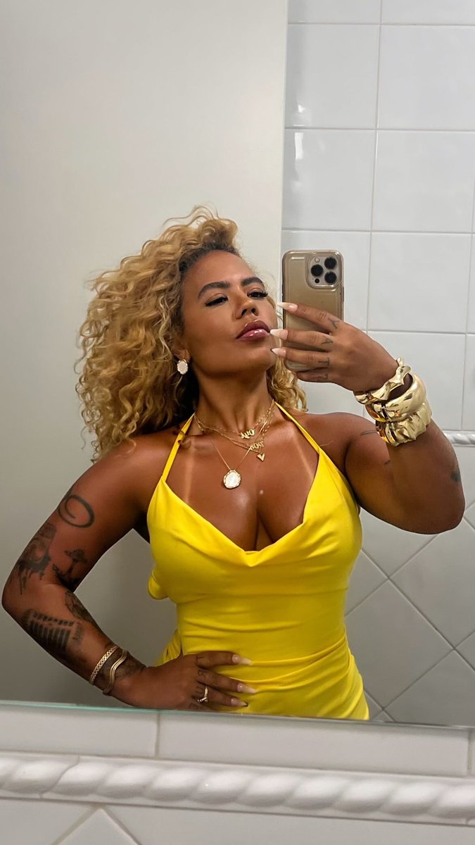 nicolebalestro's tweet image. Os 40 anos 💛✨🌻