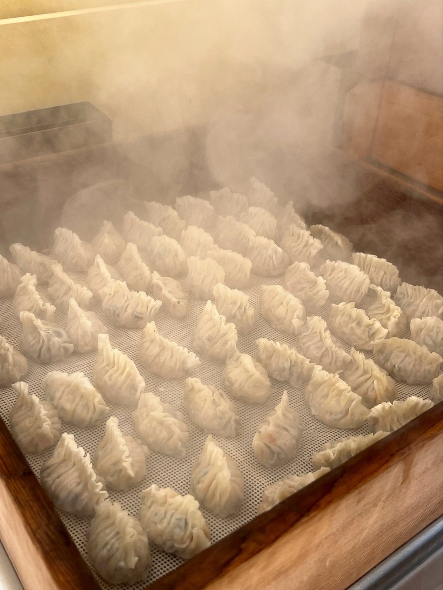 夜はグッと冷えるので暖かくしてお越しくださいね🧤🧣🍂
ほかほかあったか餃子たちとお待ちしております🥟✨

📍花博記念公園鶴見緑地 大芝生 
🚃Osaka Metro 鶴見緑地駅1 番出口から徒歩すぐです🚶‍♀️