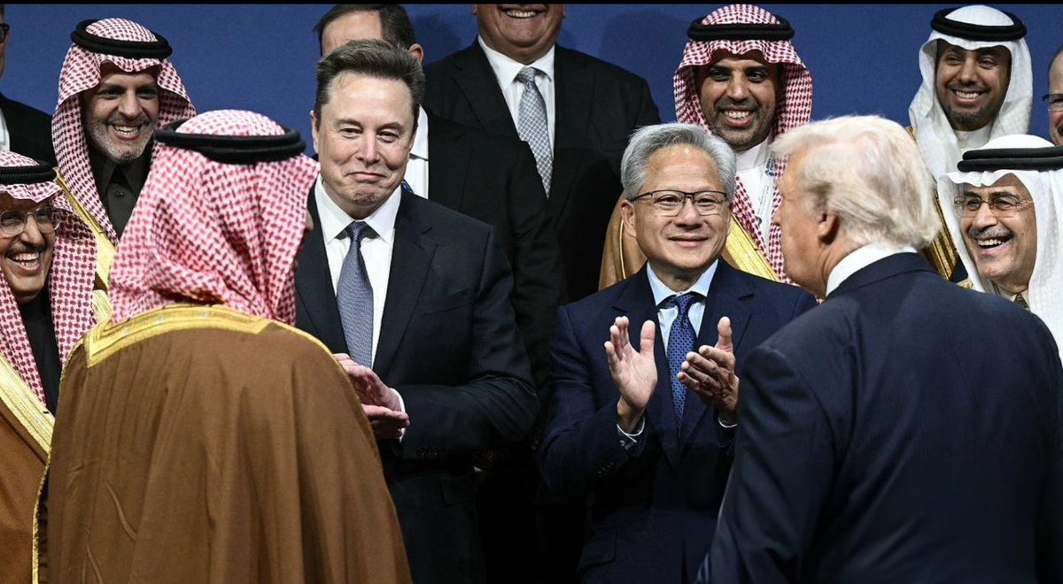 Alotaibi_r's tweet photo. قدوة العالم ومصدر الفخر والسمو والاعتزاز 
سمو ولي العهد الأمير #محمد_بن_سلمان 🇸🇦 https://t.co/YXwXMeoiJu
