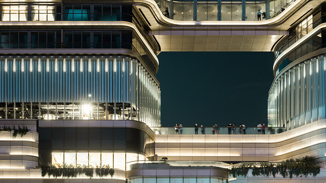 GlassBalkan's tweet image. Cricursa shaped 475 glass tubes for K11 MUSEA: 9 m tall, 1 m diameter, CNC-bent, laminated with SentryGlas®, creating a 3,900 m² facade that shifts with light and perspective.

glassbalkan.com/news/cricursa-…

#ArchitecturalGlass #FacadeEngineering