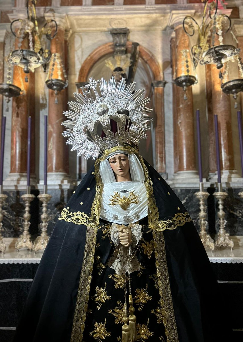 María Santísima de los Dolores, ante el altar de Jesús Nazareno, para la celebración de la misa de réquiem. Os esperamos hoy a las 19:30.