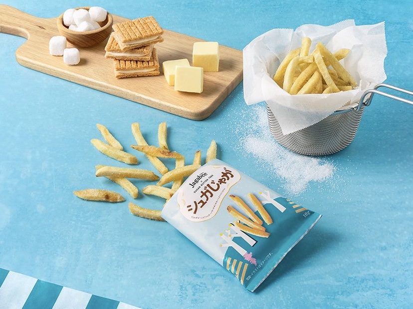 hacchisweets_'s tweet image. 1/19までの期間限定。東京駅で見つけた神コラボ。シュガーバターの木×Jagabeeの「シュガじゃが」が美味しすぎて震えた。キラキラ砂糖でドレスアップした、カリッサクッホクッのじゃがビー。甘じょっぱの最強タッグに完敗した。食べなかったら絶対後悔する…