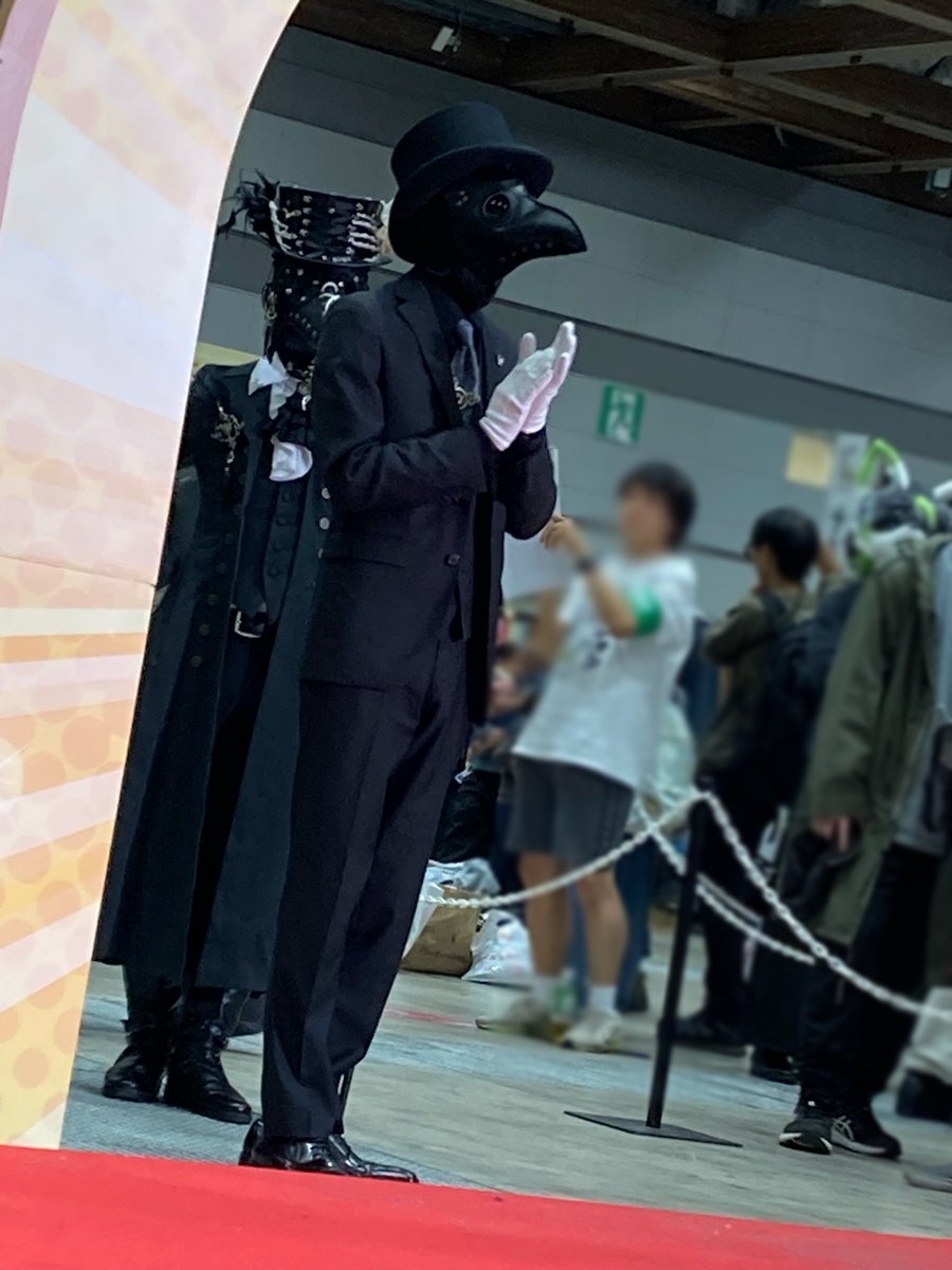 midori064's tweet photo. ペストマスクランウェイに参加されていたぐーすさんを撮らせていただきました…！！
スタイリッシュでお洒落…！たぶん股下5mくらいありました。
ランウェイ前に手を叩いているのとランウェイ後半でい指ハートいっぱい出してるの可愛いかったです💖
ありがとうございました🙏🙏🙏
 #デザフェス62 https://t.co/j6GMHbHWTx