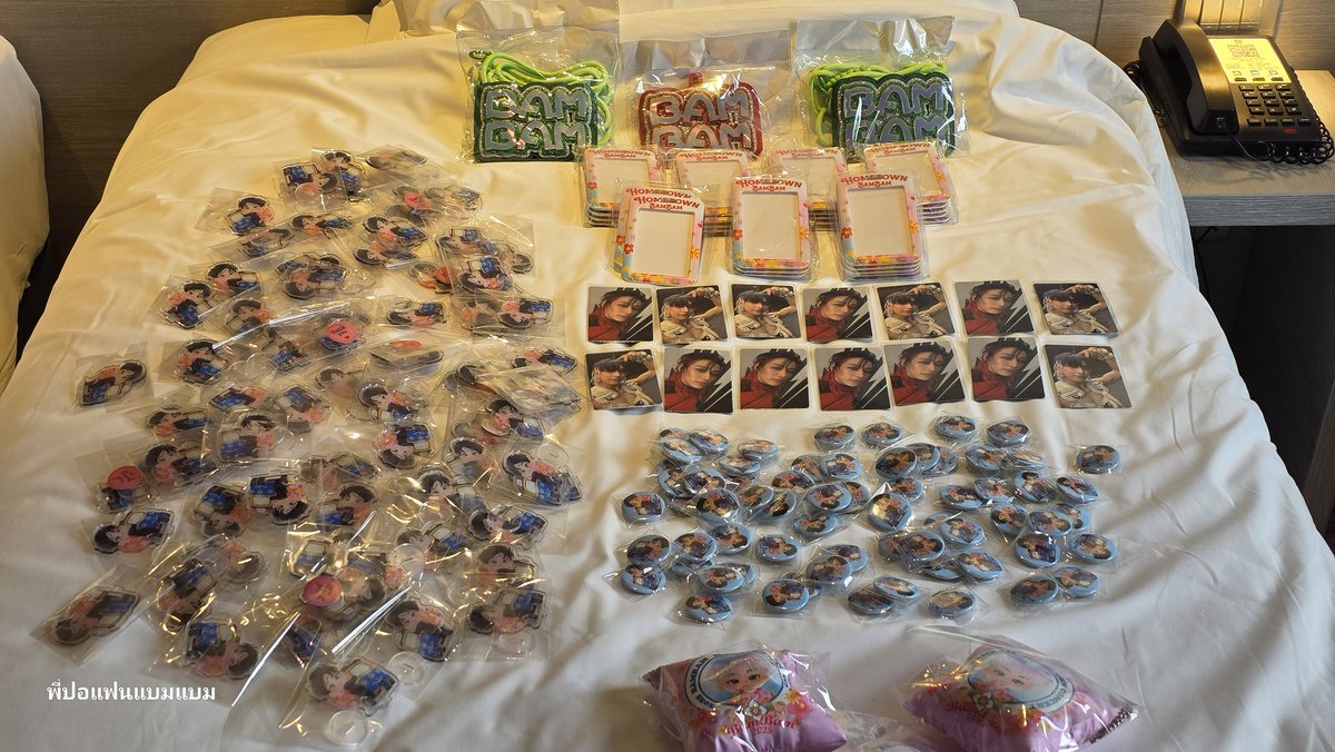 emmaarbuda's tweet photo. กำลังรื้อของแจก เจอๆเดินสะกิดทักได้เยยน้า มีหลายอย่างเลยทั้ง2วันงั้บ 
 #Bambam #BamBam_Concert_HOMETOWN https://t.co/osmr0k4Tfc
