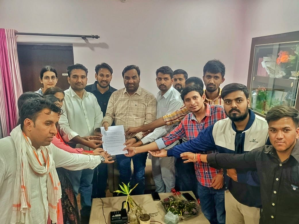 Bhagirath11spl's tweet photo. आज RLP और @NFUofficial1 की फौज       से निवेदन है कि हम विशेष शिक्षकों का साथ दे ताकि नींद में सोई सरकार के होश उड़ा दे #राजस्थान_में_विशेष_शिक्षक_भर्ती_करो 
@JATbera1 @hanumanbeniwal @drshravanosian @teamdrshravan @teamrlp0177 https://t.co/cULzRw14K1