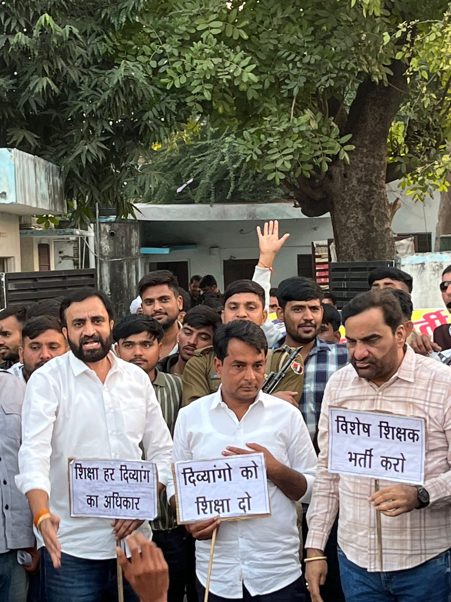 Bhagirath11spl's tweet photo. आज RLP और @NFUofficial1 की फौज       से निवेदन है कि हम विशेष शिक्षकों का साथ दे ताकि नींद में सोई सरकार के होश उड़ा दे #राजस्थान_में_विशेष_शिक्षक_भर्ती_करो 
@JATbera1 @hanumanbeniwal @drshravanosian @teamdrshravan @teamrlp0177 https://t.co/cULzRw14K1