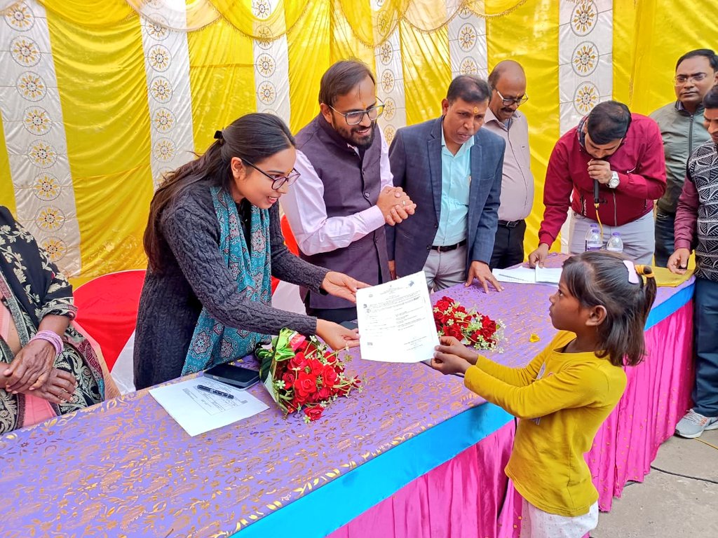 dckoderma's tweet image. &quot;आपकी योजना, आपकी सरकार- आपके द्वार&quot; कार्यक्रम के तहत #सेवाकाअधिकारसप्ताह के माध्यम से जिला के विभिन्न प्रखंडों एवं वार्ड में आयोजित शिविर में आमजनों को सरकार की जनकल्याणकारी योजनाओं की विस्तृत जानकारी दी जा रही है। साथ ही जाति/आय/आवासीय प्रमाण पत्र भी वितरित किए जा रहे हैं।…