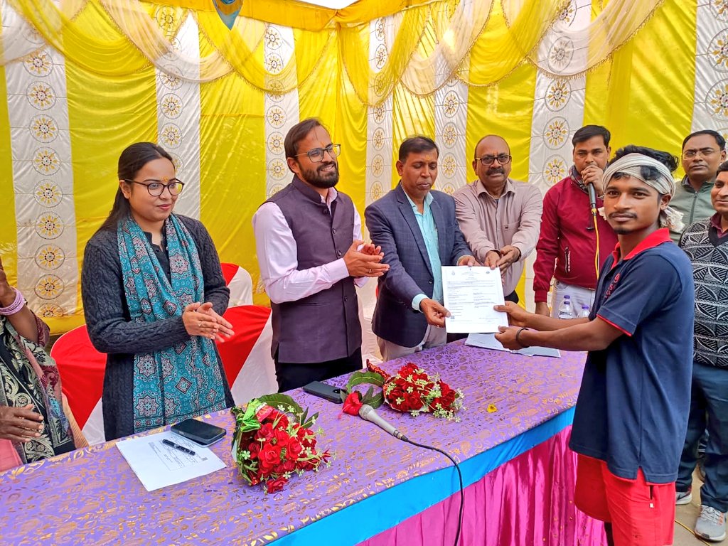 dckoderma's tweet image. &quot;आपकी योजना, आपकी सरकार- आपके द्वार&quot; कार्यक्रम के तहत #सेवाकाअधिकारसप्ताह के माध्यम से जिला के विभिन्न प्रखंडों एवं वार्ड में आयोजित शिविर में आमजनों को सरकार की जनकल्याणकारी योजनाओं की विस्तृत जानकारी दी जा रही है। साथ ही जाति/आय/आवासीय प्रमाण पत्र भी वितरित किए जा रहे हैं।…