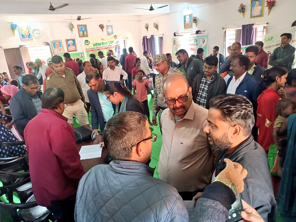 dckoderma's tweet image. &quot;आपकी योजना, आपकी सरकार- आपके द्वार&quot; कार्यक्रम के तहत #सेवाकाअधिकारसप्ताह के माध्यम से जिला के विभिन्न प्रखंडों एवं वार्ड में आयोजित शिविर में आमजनों को सरकार की जनकल्याणकारी योजनाओं की विस्तृत जानकारी दी जा रही है। साथ ही जाति/आय/आवासीय प्रमाण पत्र भी वितरित किए जा रहे हैं।…