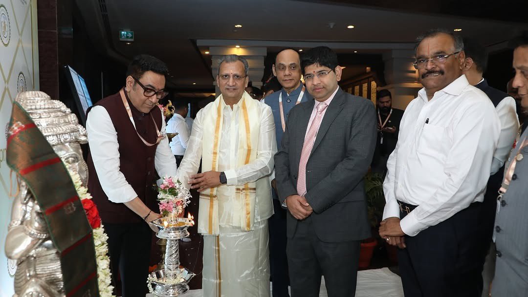 GJCIndia's tweet image. With blessings and positivity, we began the day with a beautiful Pooja Ceremony, followed by the Inauguration of PMI Chennai.
Here’s to a successful and inspiring show ahead!

#divineblessing #poojaceremony #BusinessOpportunities #Networking #GJC #JewelleryIndustry #PMIChennai
