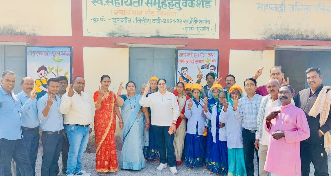 MonikaBhimSingh's tweet photo. “स्वच्छता में सम्मान है।”😊

#Saaranggarh #Chhattisgarh
#SwachhSanklapAbhiyan
#swachhbharatabhiyan
#JaiSwachhta #JaiHind
#womeninsanitation
#Swachhotsav #SHS2025
#SwachhataHiSeva2025
#ODFPLUS
#FridayMotivation😇 https://t.co/t3ULCDJr6R