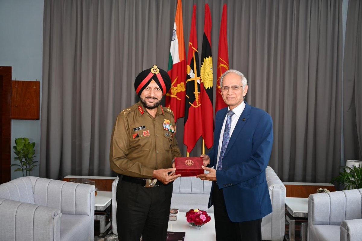 ia_awc's tweet image. Admiral Karambir Singh (Retd), fotmer CNS &amp;amp; NMF Chairman, engages #HCC at #AWC on #MaritimeSecurity in #IOR! Expert insights on tackling evolving challenges @adgpi @artrac_ia @indiannavy ⁦@nmfindia⁩