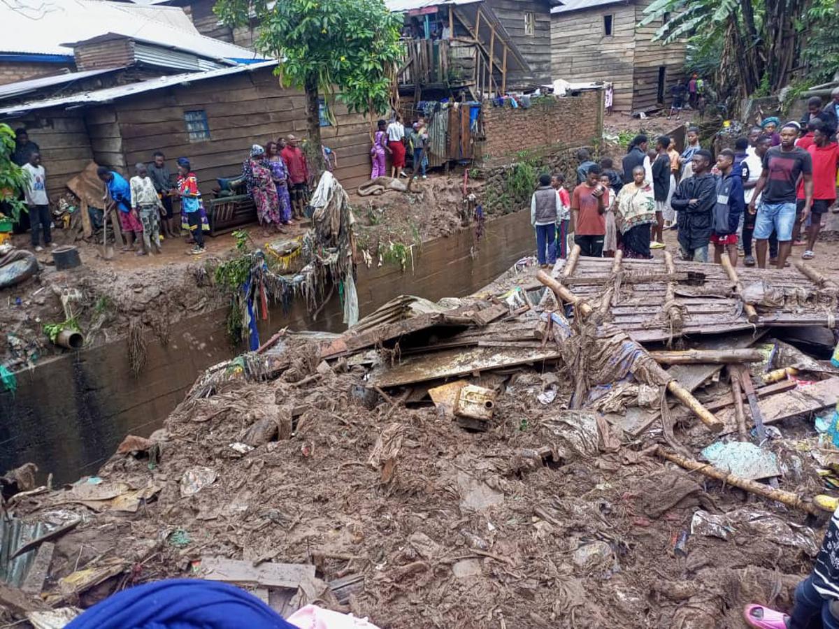 yungkongo's tweet image. Une pluie torrentielle accompagnée de vents violents a causé des dégâts incommensurables dans le territoire de Shabunda au #SudKivu. A peu près 1500 maisons ont été détruites.