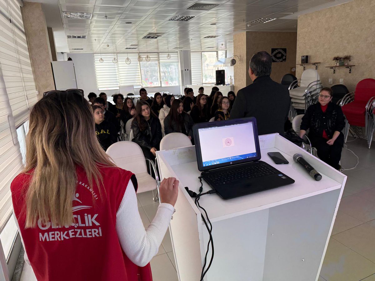 “Merkezin Seninle Güzel” etkinliklerimiz kapsamında bugün Bafra Anadolu Lisesi öğrencilerini merkezimizde ağırladık. Enerjileriyle merkezimize renk katan gençlerimizle dolu dolu etkinlikler yaparak keyifli anlar yaşadık. 💫✨
#gsbgm #bafragm