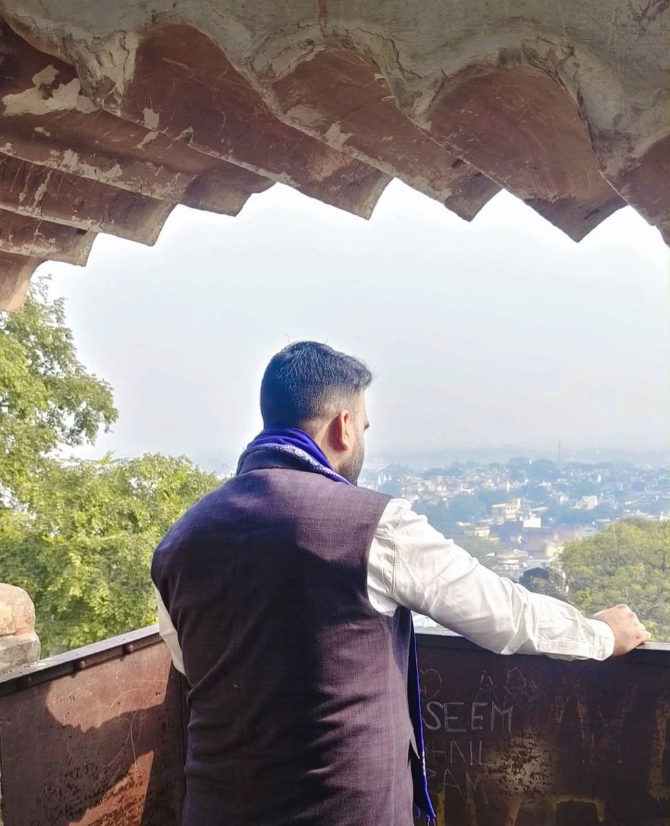 Drkuldeepbhargv's tweet image. बुरे वक्त में कंधे पर रखा गया हाथ,
कामयाबी की तालियों से ज़्यादा कीमती होता है..!!