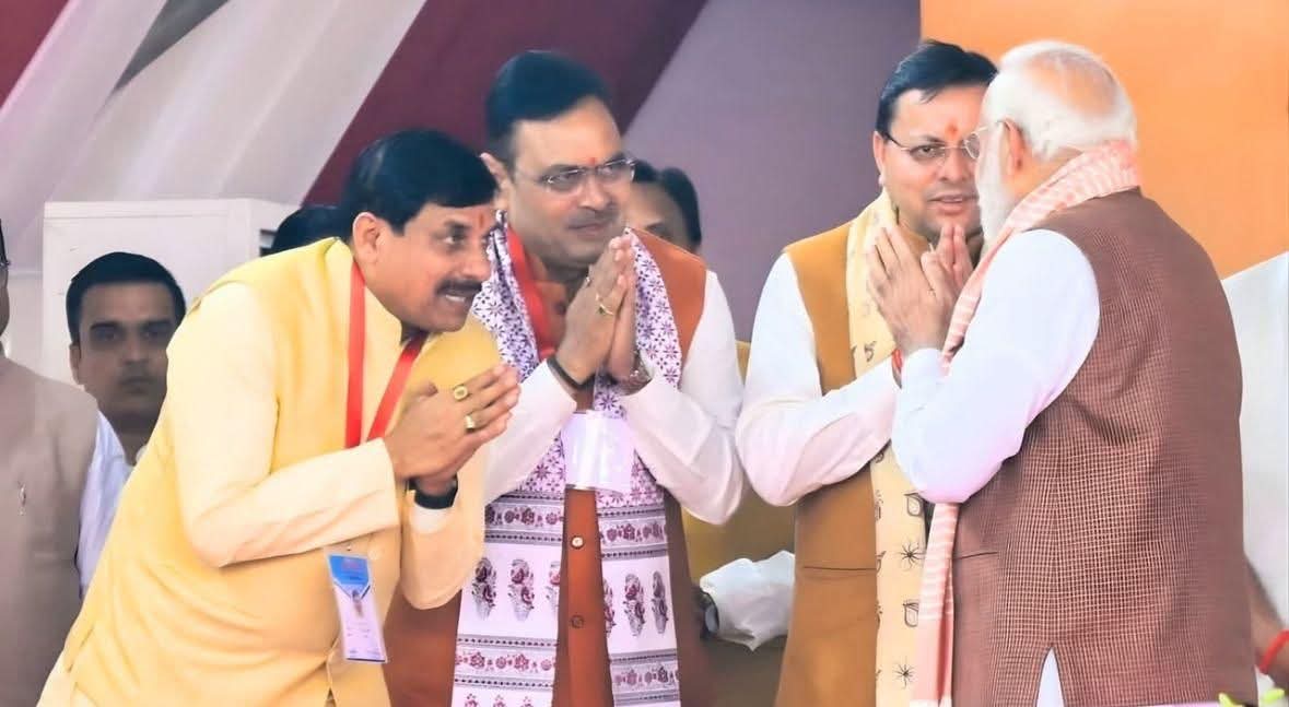 जो जितना झुका है, वो उतना ही चलेगा ! 

तीनों में से किसकी पर्ची पहले फटेगी, ये तस्वीर से अंदाजा लगाया जा सकता है।