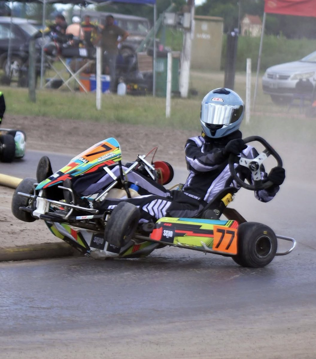 カートのステアリングを止めている
ボルト
基本1本だけ
割と緩むし、折れる。
万が一折れた時に飛んでくと画像のようなマンガ状態になるので
ビニールテープで巻いて飛ぶのを防止するのを推奨。
いや〜しかし
バッチリだなコイツ。