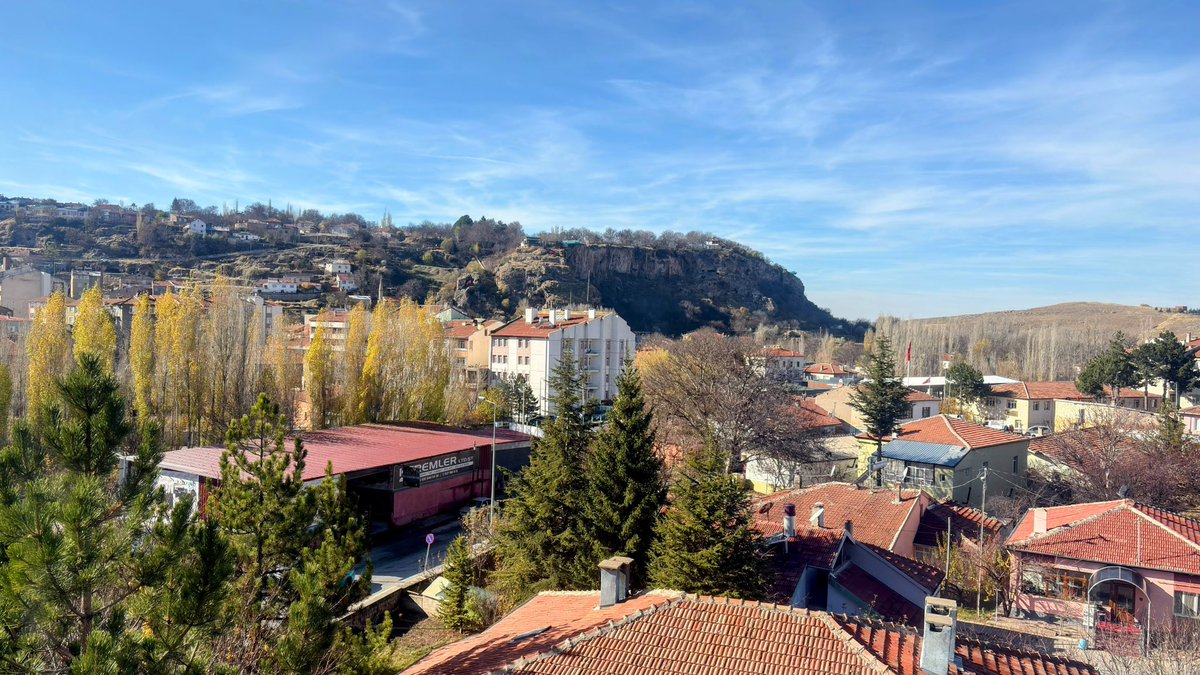 Neden haftanın son günü hep yoğun oluyor.😐
Sabahtan belli 24 Kasım Muallimler günü kutlama programı dağıtıyoruz. 😀
Neyse manzaraya bakın da içiniz açılsın, sonbaharın güzelliği.😌🍂🍁

#cuma