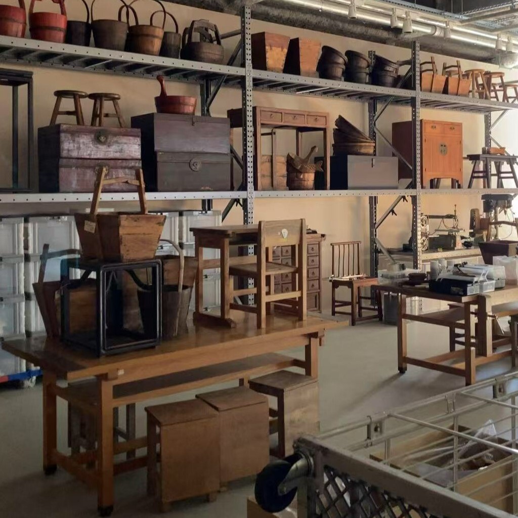 無印良品では、国内外で廃棄予定だった家具や道具などを買い付け、修繕し、「古家具」として販売しています。
新品とは違う風合いや、時を重ねた表情が魅力の無印良品の「古家具」。ぜひ一度お手に取ってみてください。

▼取り扱い店舗
muji.com/jp/ja/shop/ass…