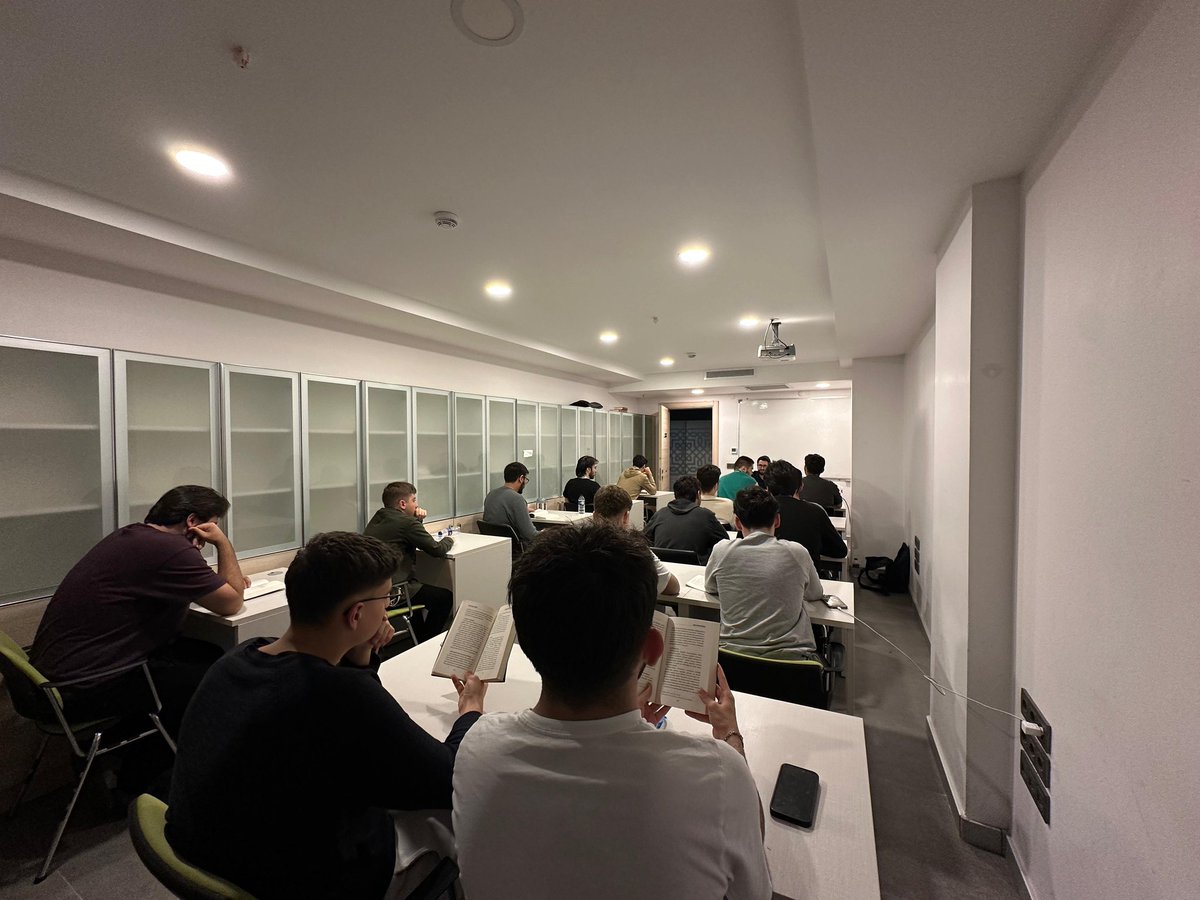 ikevisilam's tweet photo. Hazırlık sınıfı talebelerimiz, mezunumuz ve kütüphane sorumlusu İsmail Bayrakçı rehberliğinde İhsan Şenocak'ın "Müslüman Gence" adlı eserinin tahlilini gerçekleştirmişlerdir. https://t.co/baDqiuBjFw