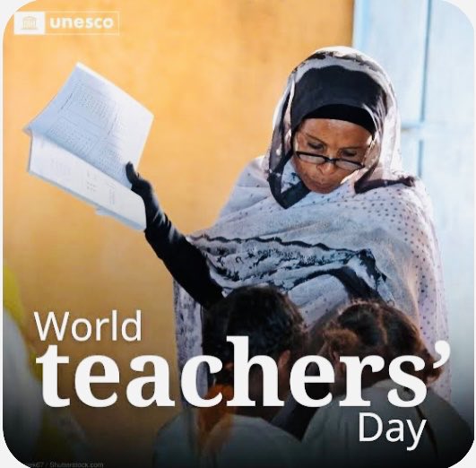 Happy Teacher’s day!

Macallinkeen Allow Kaal 
Macallinkiis Allow kaal 

Macalkinku Waa: 
Maskaxdii dunidoo malaasan
Mowjadaheeda
Kala miirtay ee macnaysay
Maadhkii qarsoonaa
Waa misbaaxii
Kaahiisu u miciinee
Mugdigii ka meydhay
Murtida dhuux aqoontiisa baro
Lagama maarmee...