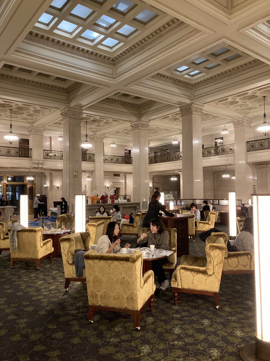 11月22日、「明治安田CAFE 丸の内」がニューオープン。本日は内覧会へ。重要文化財「明治生命館」の中で食事やスイーツが楽しめます。デジタルスタンプラリー「東京アートウォーク」ではラリーを達成すると抽選でランチセットが当たるので、この三連休にぜひ！