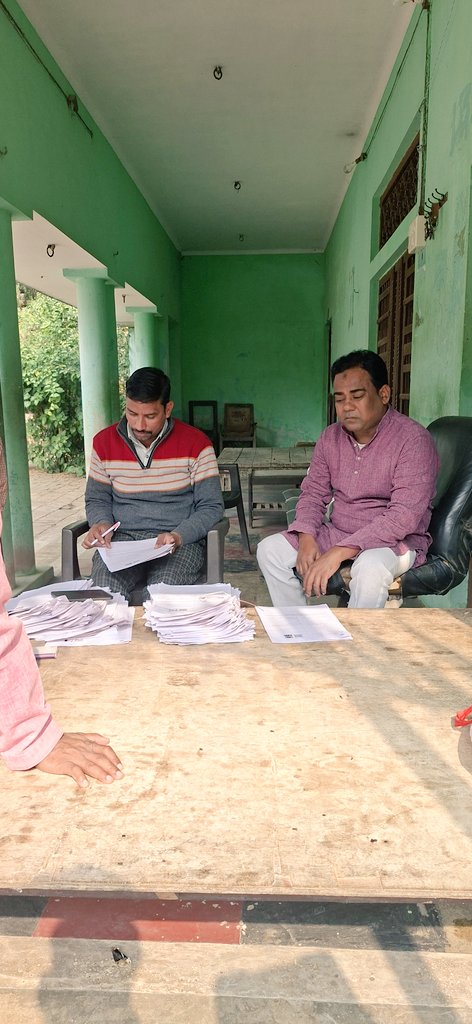 0wasim7's tweet photo. #SIR फार्म भरवाने का कार्य किया जा रहा है अपने गांव अपना वार्ड https://t.co/ubdxKZju9l