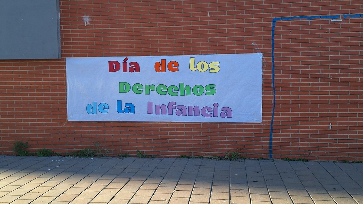 Ayer se conmemoró el Día Internacional de los derechos de la infancia, 20 noviembre 🧸🧩
Actividad comunitaria en la que realizamos juegos relacionados con los derechos de los niños/as, y así concienciar en trabajar su bienestar y desarrollo 

#Kumpania #BarrioLaComa #UE🇪🇺 #FSE+