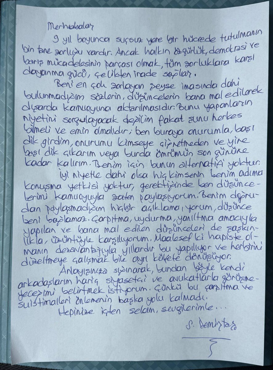 omerer72's tweet photo. Bu mektubu paylaşıp Demirtaş'ı dik duruşu için övenler var. Haklılar. Lakin, burada 'Demirtaş'ın duruşu' dışında daha kritik bir nokta var - kendisi ile görüşen önemli pozisyonda rol almış 'devlet adamlarının' halkı kandırmaları, durumu manipüle etmeleri. Demirtaş asıl bunu açık ettiği, etmekten çekinmediği için takdir edilmeli.
@hdpdemirtas