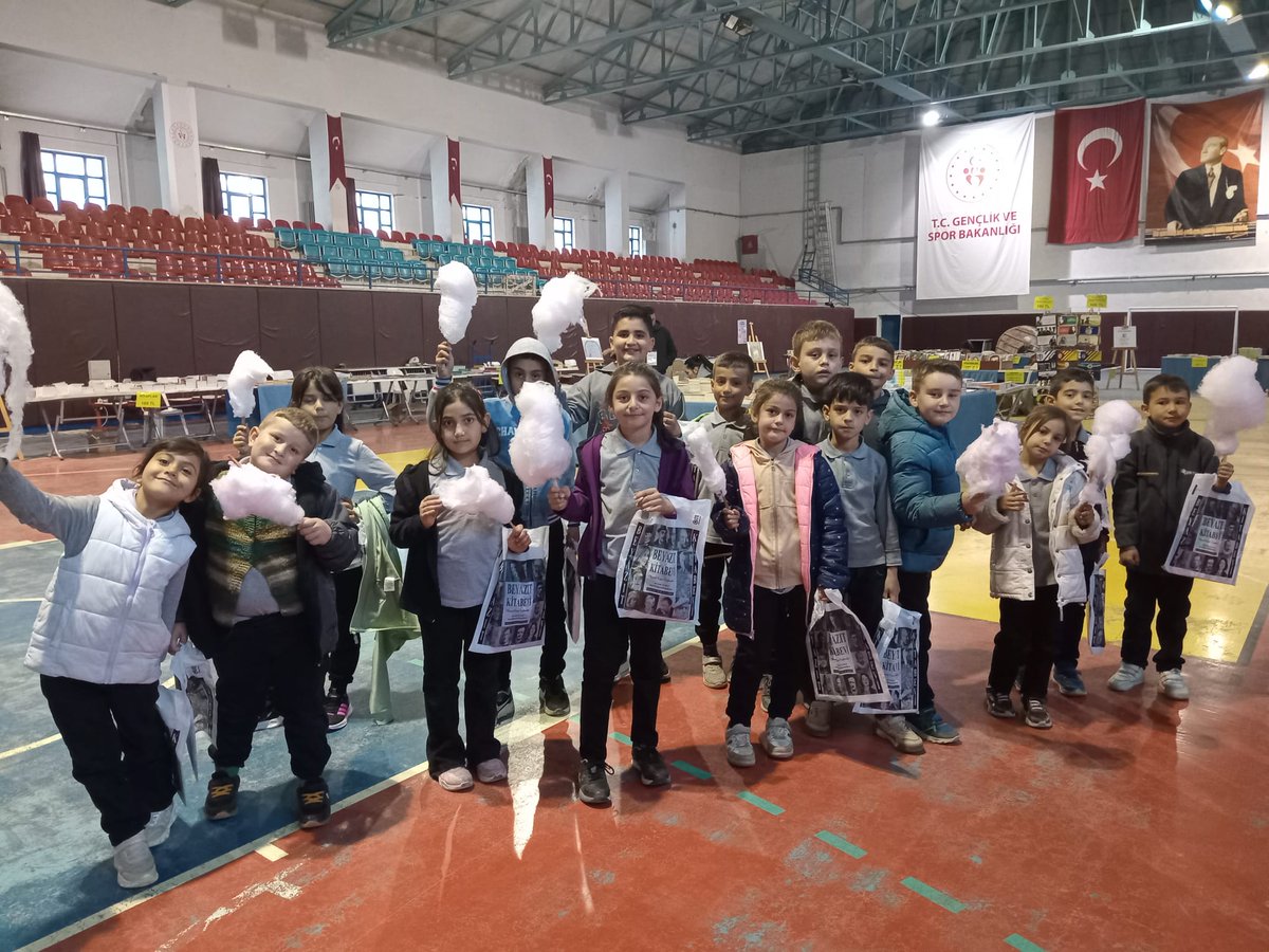 GokcehuyukI's tweet photo. Öğrencilerimiz Eğirdir kitap fuarında https://t.co/0zjoEIqlTY