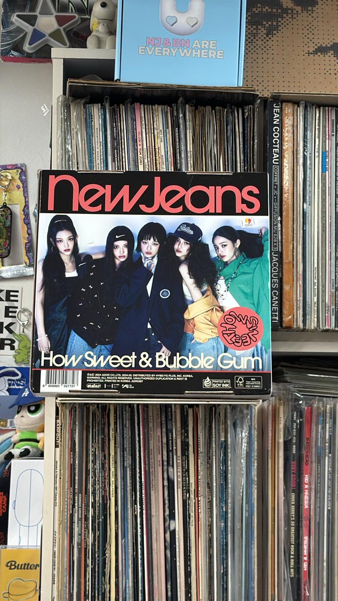 cliff_cow's tweet image. A friend traveling in Japan sent me this, she took it at an vintage records shop and asked the owner said it&apos;s not for sell,  she asked me  why put them up in the shop then, I told her great things are meant to kept and good taste are meant to be shown ofc. Blended in perfectly…