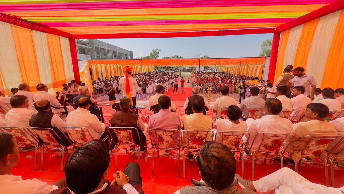 InfoGujarat's tweet image. સરદાર વલ્લભભાઈ પટેલની 150મી જન્મજયંતી નિમિત્તે &apos;સરદાર @ 150 યુનિટી માર્ચ&apos; અંતર્ગત મંત્રીશ્રી સ્વરૂપજી ઠાકોરના અધ્યક્ષસ્થાને નવનિર્મિત વાવ - થરાદ જિલ્લાના ધરણીધર ખાતે ભવ્ય પદયાત્રા યોજાઈ...

રાજ્ય મંત્રી શ્રી સ્વરૂપજી ઠાકોરના અધ્યક્ષસ્થાને ગંભીરપુરા પ્રાથમિક શાળાથી ઢીમા સુધી 8…