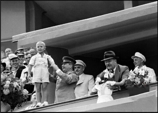 🙄Сталин и Молотов по очереди скидывают детей с трибуны.