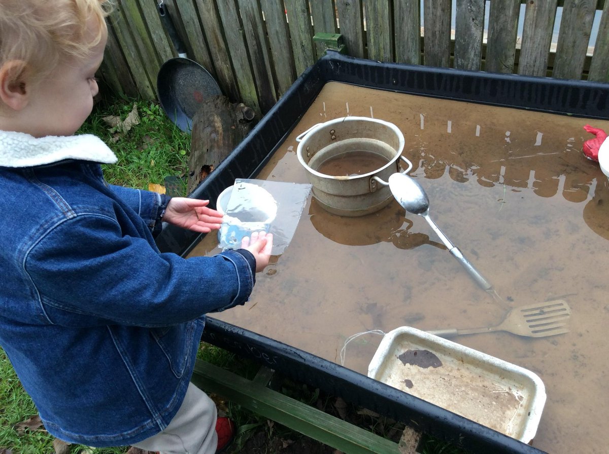 On their welly walk this week, Nursery searched for signs that the temperature had dropped. They found ice all over the school and talked about it being frozen water. ❄️🧊 #findingthelight #flourishingcommunities <a href="/stchris_trust/">St Christopher’s Trust</a>