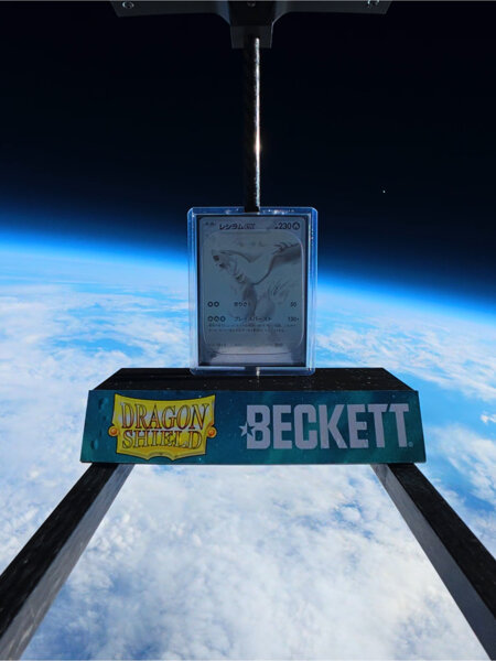 HeritageTokyo's tweet image. 宇宙へ行ったポケモンカードがHeritage Auctionsで落札！ 🌍🚀

成層圏まで打ち上げられた🔥レシラムEX🔥 
当社オークションにて 57,500ドル（約880万円）で落札されました！

さらに、落札金額の一部はThe Toy Foundation を通じてチャリティーに寄付されています💖…