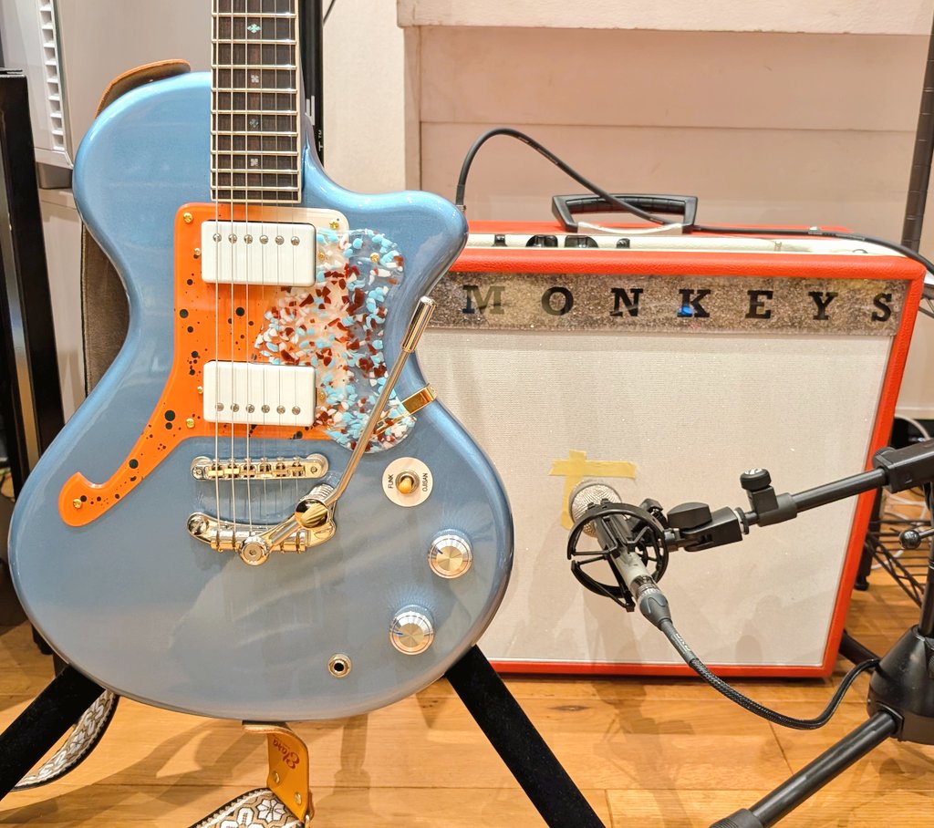 いよいよ明日11/22は「磯貝サイモンデビュー19周年記念SPECIAL LIVE」@渋谷DIVEです。初の会場、初のバンドメンバーにて！リハも終わりました。今回はこのギターとアンプでいきます。

funk ojisan original / baffi
3 monkeys / sock monkey