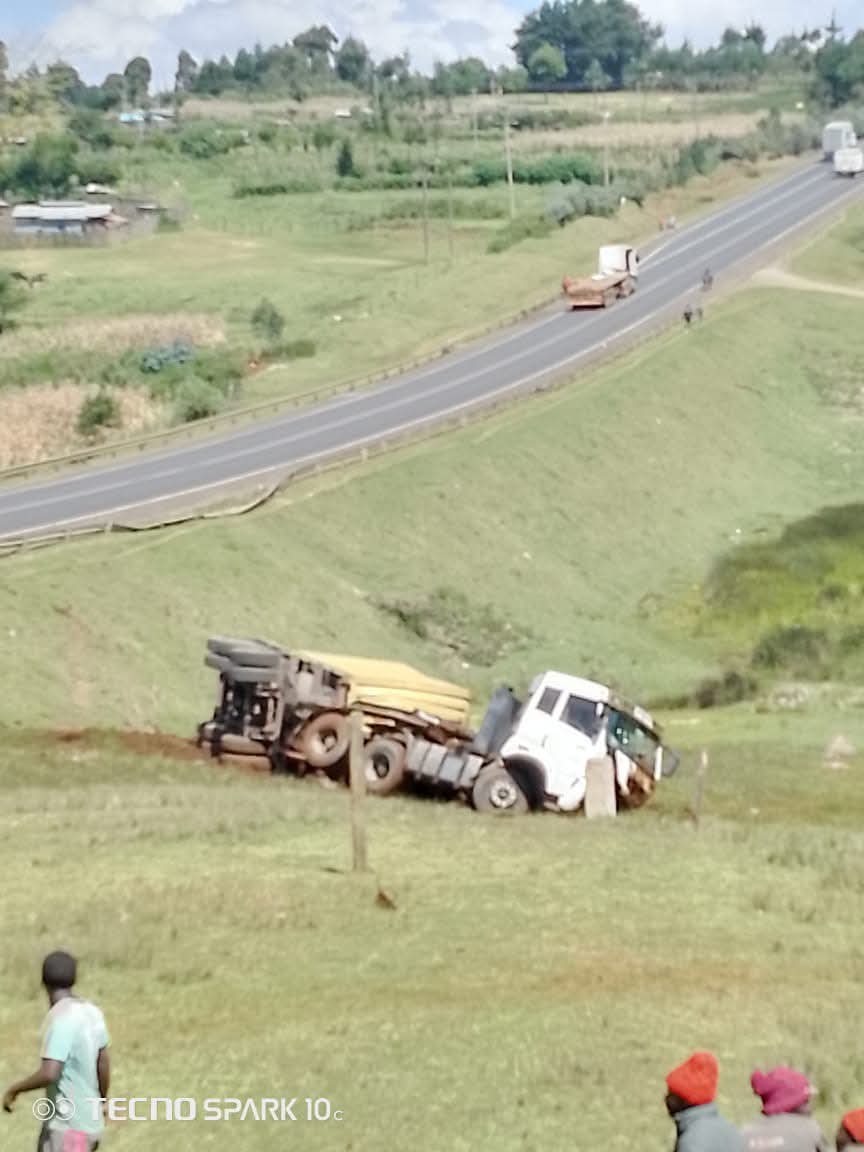 agency_delwire's tweet photo. Accident near Chirchir - Matharu truck carrying Industrial chemicals, residents warned to avoid using the water as authorities move in to deal and advice. Eldoret Water and Sanitation Co. Ltd has since shut down the Kesses Water treatment plant for precaution. https://t.co/V0SXBYbTg4