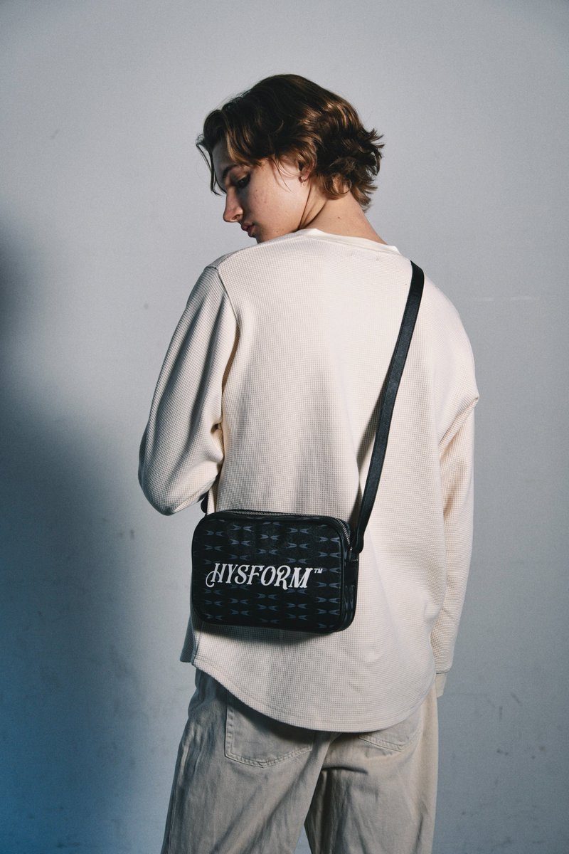hysformofficial's tweet image. HYSFORM 2025 FALL / WINTER COLLECTION
2025.11.22(SAT) 12:00 ON SALE

■ITEM LINE-UP
CREST MINI SHOULDER BAG
PRICE：¥9,900 tax-in
COLOR：Black
SIZE：Free

x.gd/0yB3oi

@ballistik_fext
@vertical_garage
#BALLISTIKBOYZ
#HYSFORM
#verticalgarage