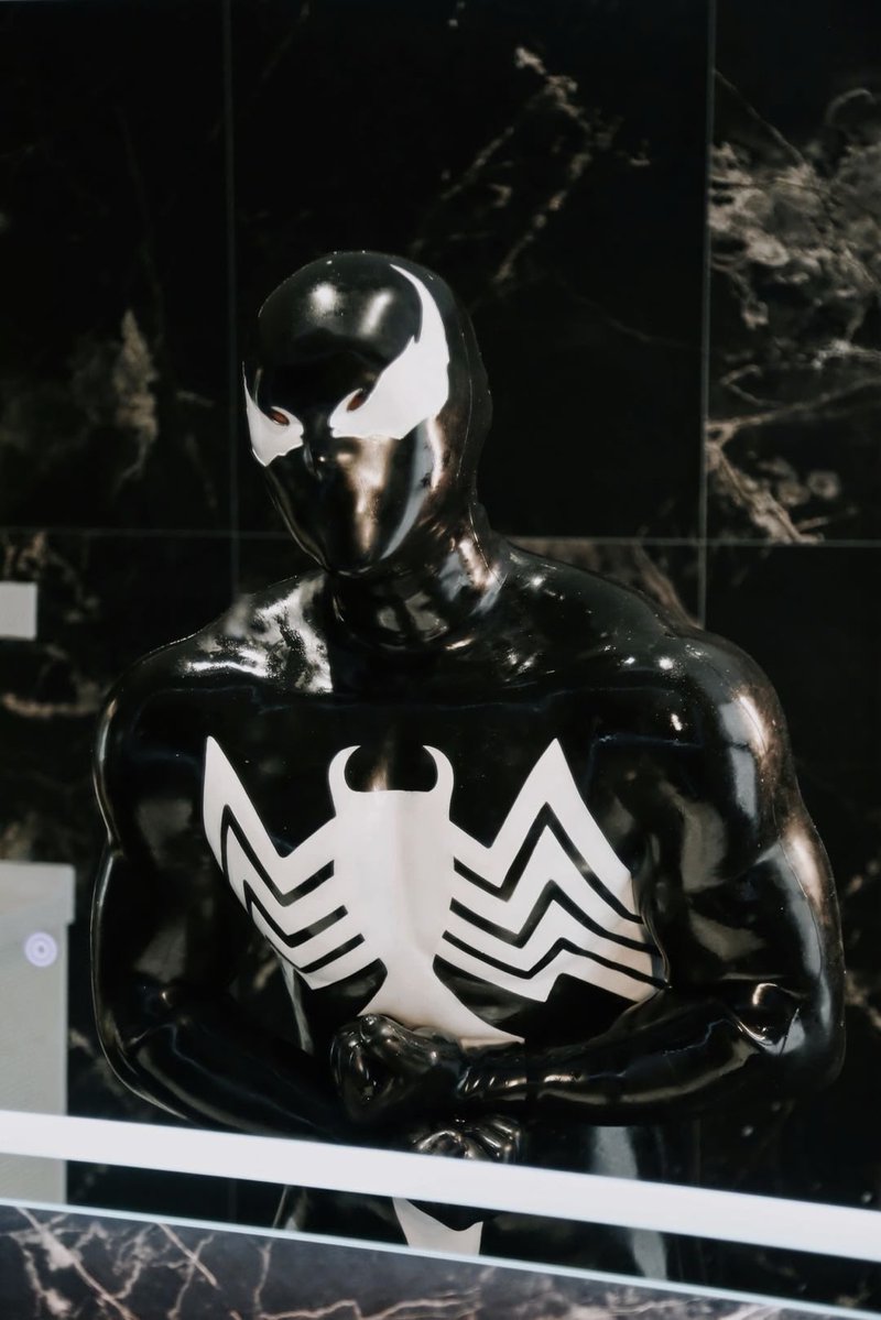 "Bad boy!"🕷️🕸️

smitizen.com/product/black-…

#Marvel #SpiderMan #Venom #bondage #mask #latex #rubber #drone